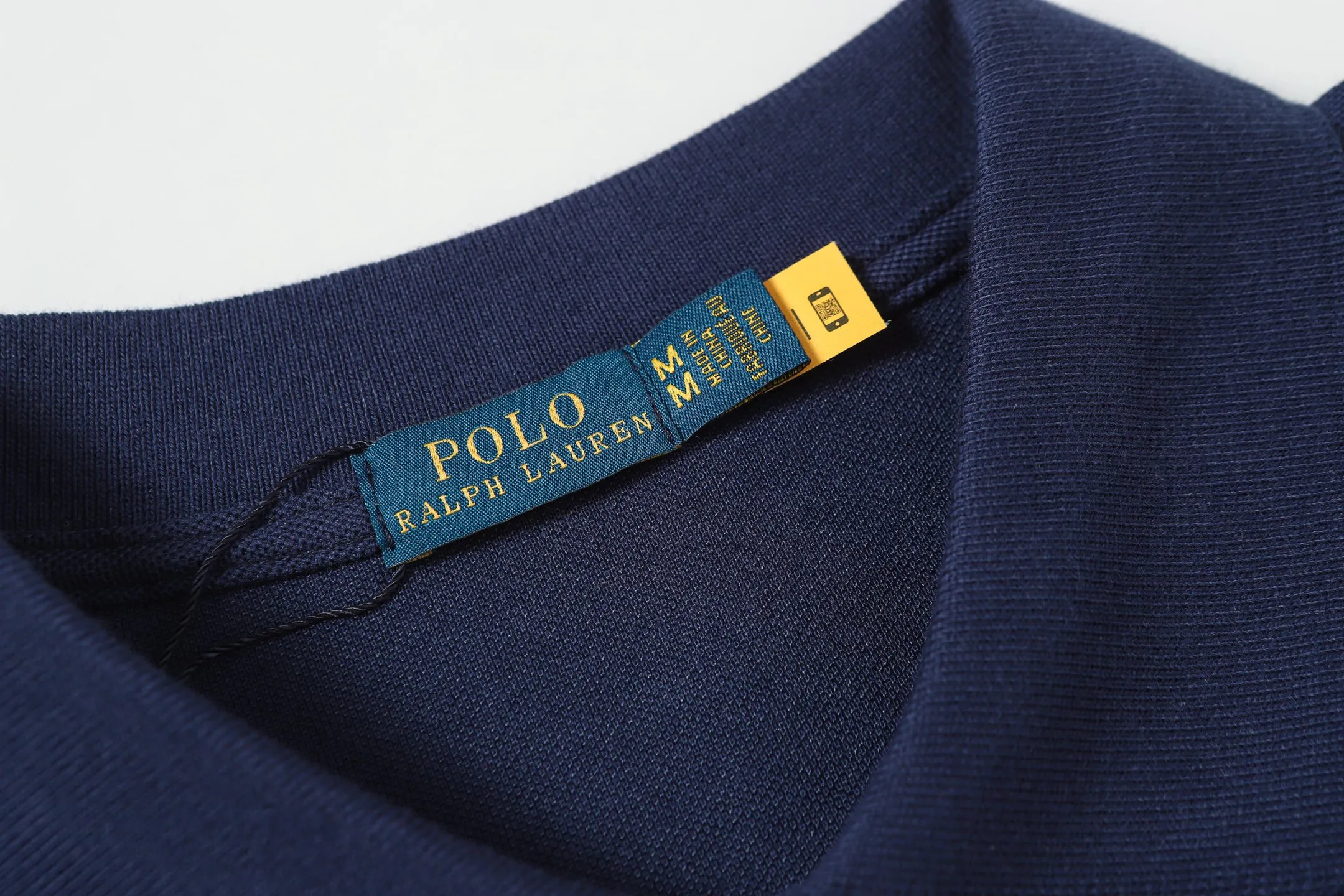 P156 Style number: A016 [Ralph Lauren classic bear print Polo shirt] ✅250 grams of fine cotton pique fabric, custom-woven and dyed threads ✅Original stickers Scan the QR code to enter the official website ✅Large version, loose and stylish, can wear up to 210 pounds Color: black, white, navy, blue, sky blue, dark gray, floral gray Size: S-XL